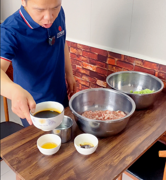 先學技術(shù)還是先入手仿手工包子機？